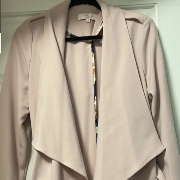 Eliza J - Picture 4 of 4